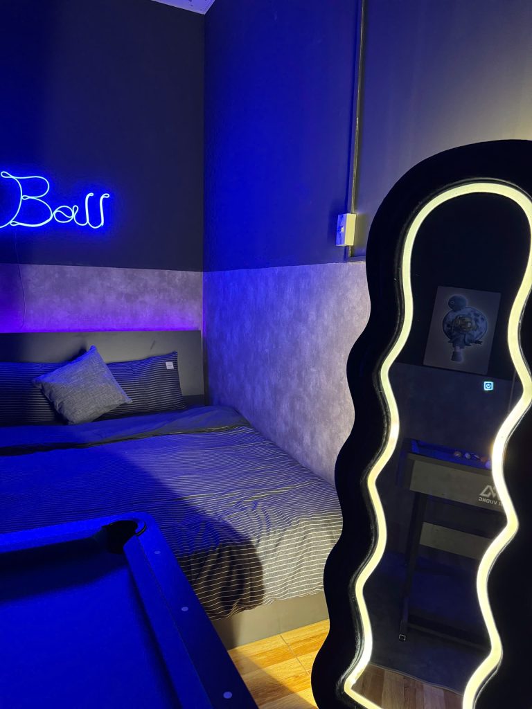 Noir Room 1
